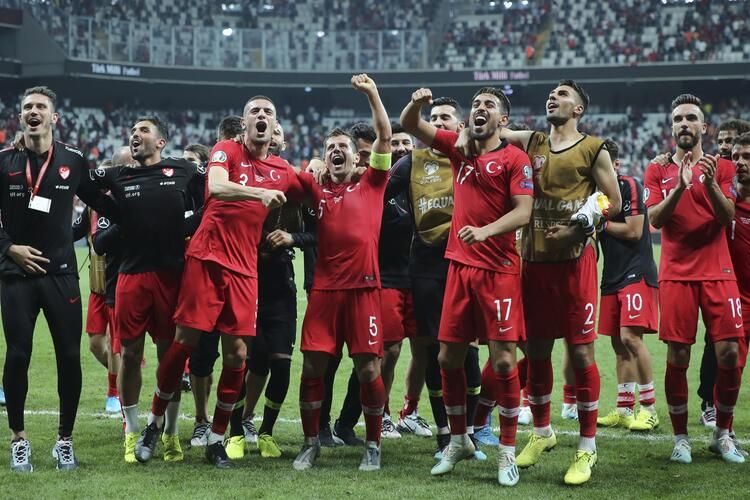 Maç bitti milli yıldız kucaklarda taşındı! 9