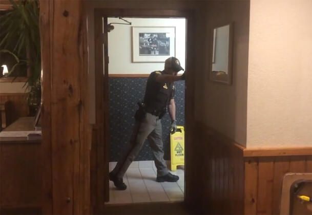 Sopayı eline alan kadınlar tuvaletine koştu! 13