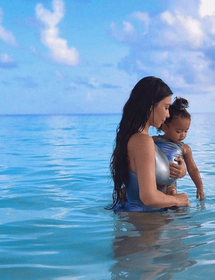 Kardashian'ın başı bu kez küpelerle dertte! 5