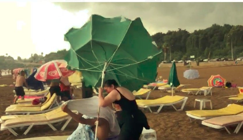 Antalya'da turistler yüzerken yakalandı... 1