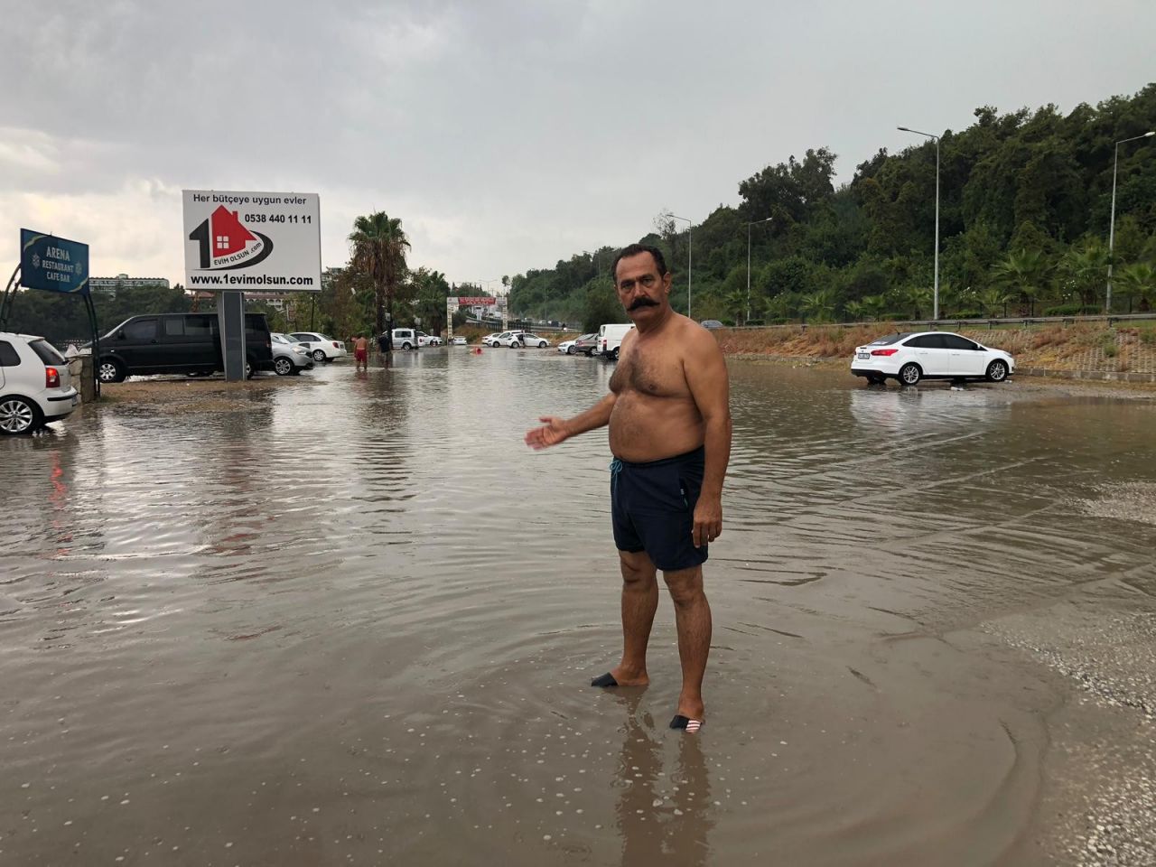 Antalya'da turistler yüzerken yakalandı... 3