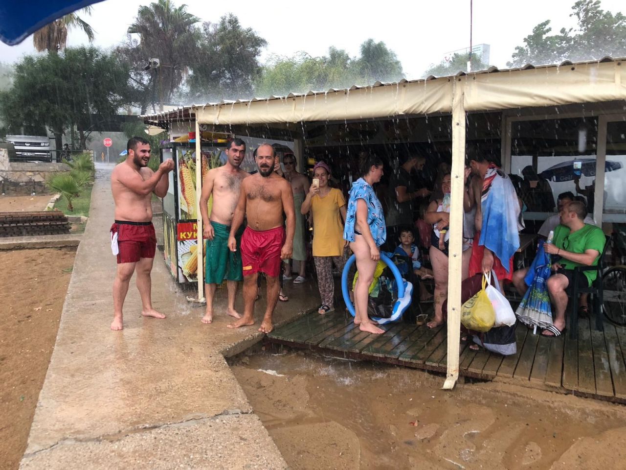 Antalya'da turistler yüzerken yakalandı... 4