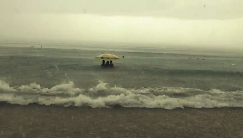 Antalya'da turistler yüzerken yakalandı... 9