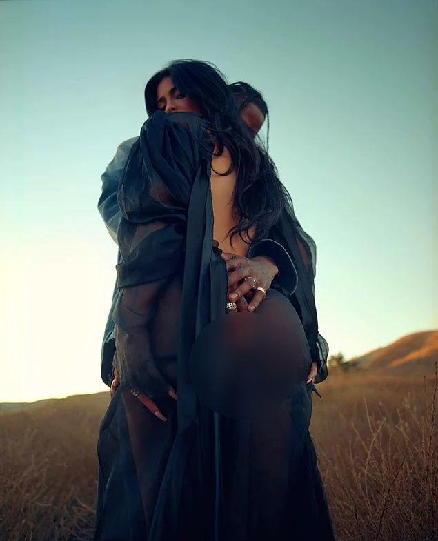 Kylie Jenner Playboy'a soyundu! 7