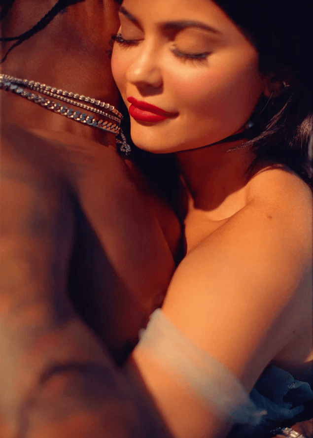 Kylie Jenner Playboy'a soyundu! 8