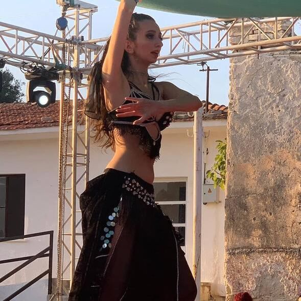 Annesinin mesleğini seçti, dansöz oldu! 3