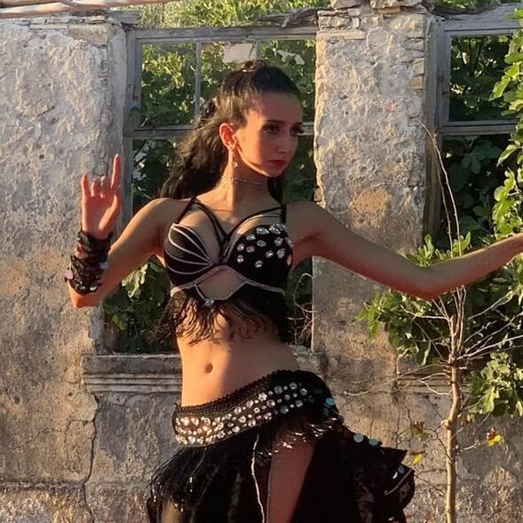 Annesinin mesleğini seçti, dansöz oldu! 8