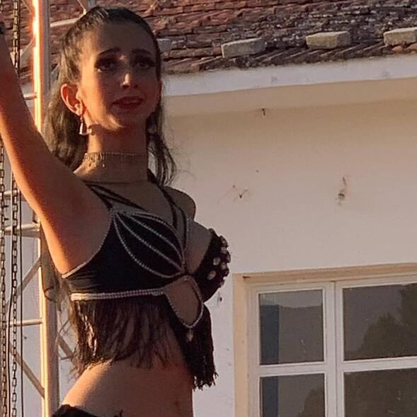 Annesinin mesleğini seçti, dansöz oldu! 7