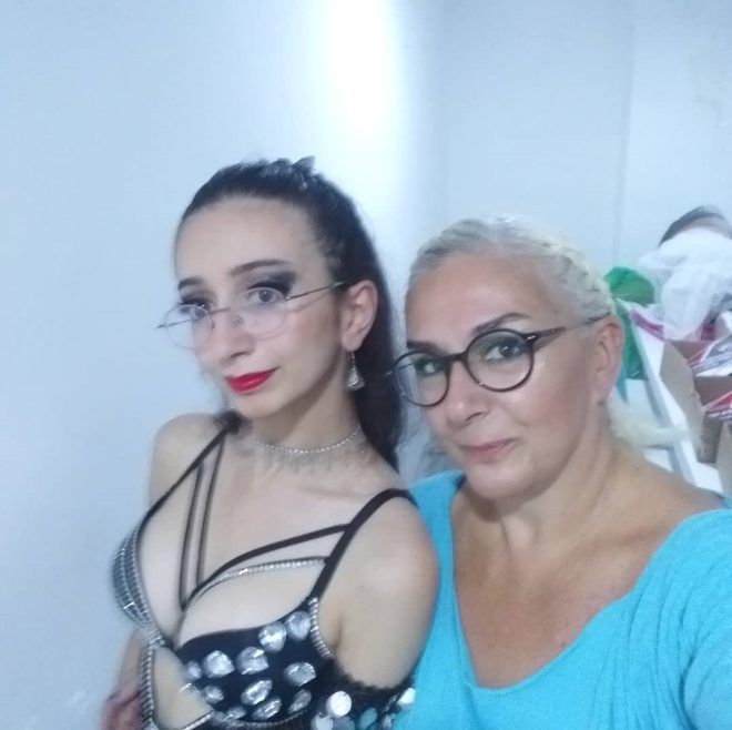 Annesinin mesleğini seçti, dansöz oldu! 2