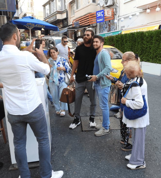 Can Yaman için selfie kuyruğu! 3