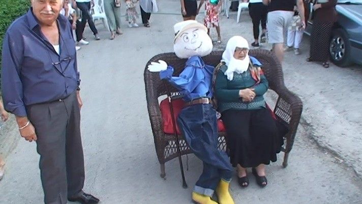 Ölen kocasının kuklasıyla geziyor! 3