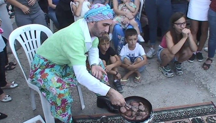 Ölen kocasının kuklasıyla geziyor! 4