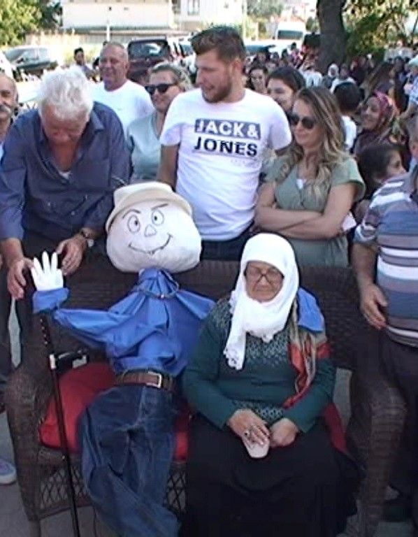 Ölen kocasının kuklasıyla geziyor! 1