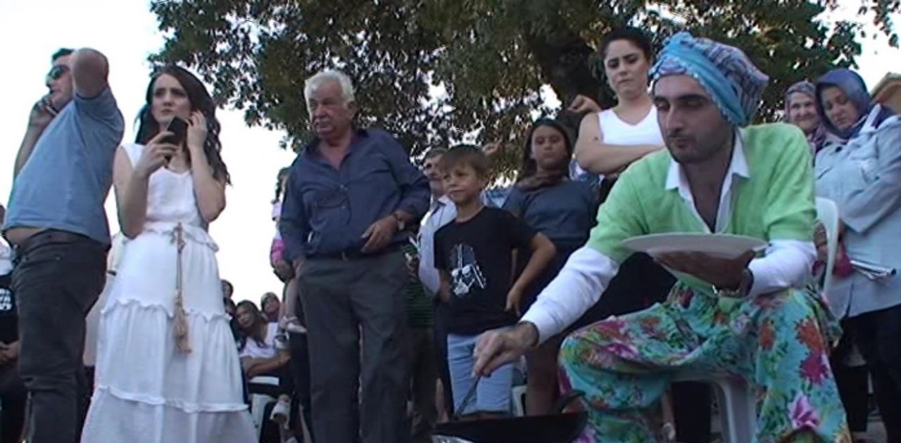 Ölen kocasının kuklasıyla geziyor! 2