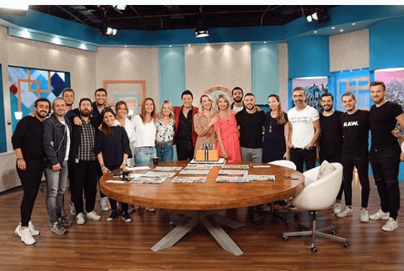 Cansu Canan Özgen'e stüdyoda sürpriz doğum günü! 2
