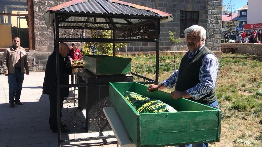 Oğluyla aynı mezara gömüldü! 4