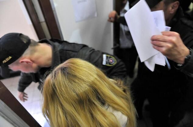 Rus modelle eve gelmişti! 3 el silah sesi duyuldu 10
