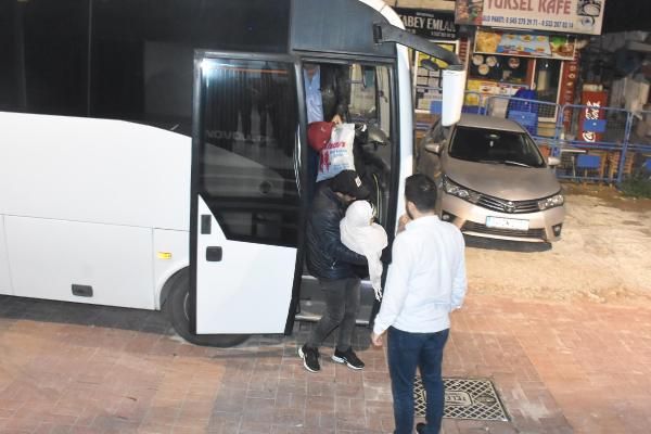 Polis, yaşlı göçmeni kucağında taşıdı! 5