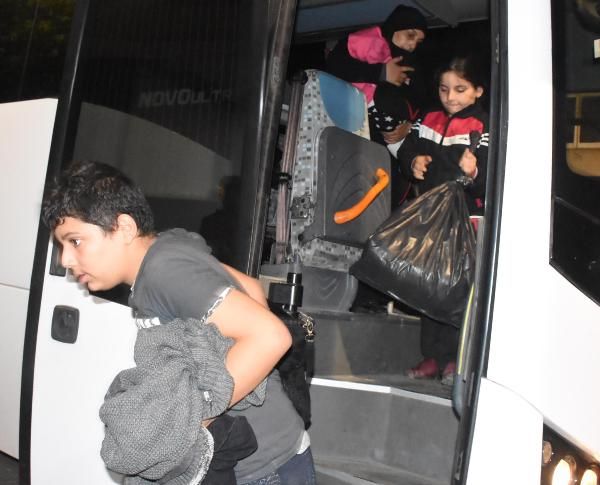 Polis, yaşlı göçmeni kucağında taşıdı! 3