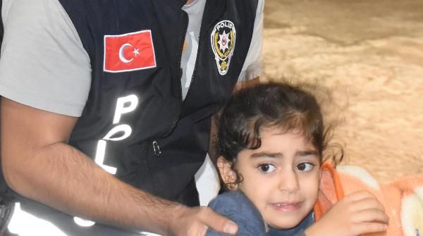 Polis, yaşlı göçmeni kucağında taşıdı! 4