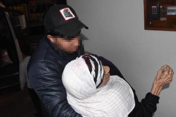 Polis, yaşlı göçmeni kucağında taşıdı! 2