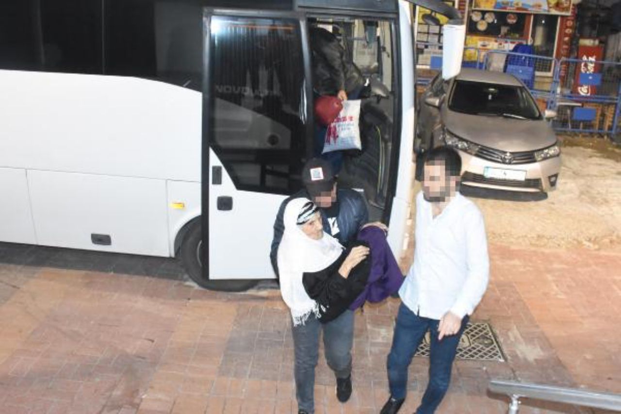 Polis, yaşlı göçmeni kucağında taşıdı! 1