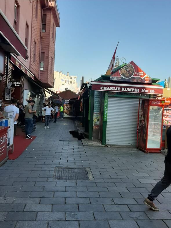 Binlerce kişinin kullandığı yol çöktü! 1