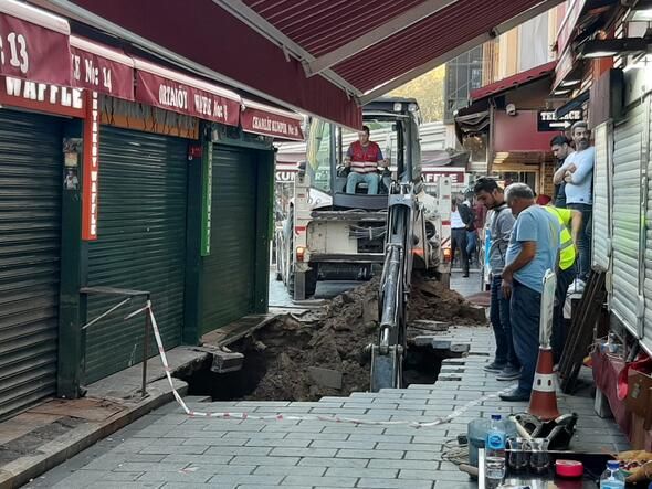 Binlerce kişinin kullandığı yol çöktü! 5