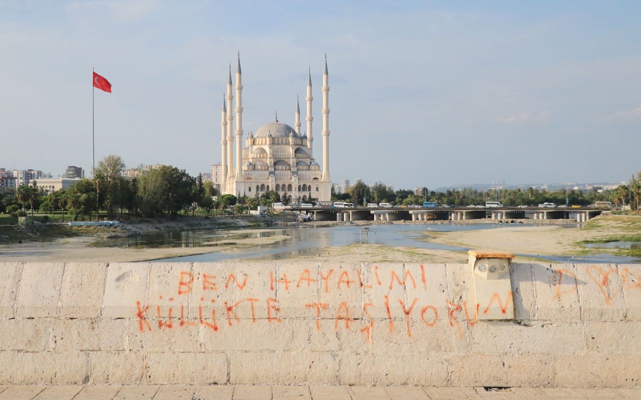 Dünyanın en eski köprüsüne sprey boya ile yazı yazdılar! 1