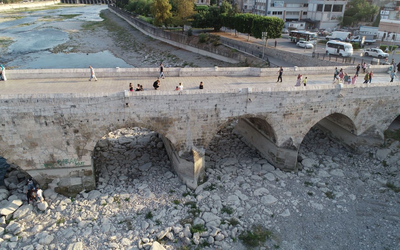 Dünyanın en eski köprüsüne sprey boya ile yazı yazdılar! 4