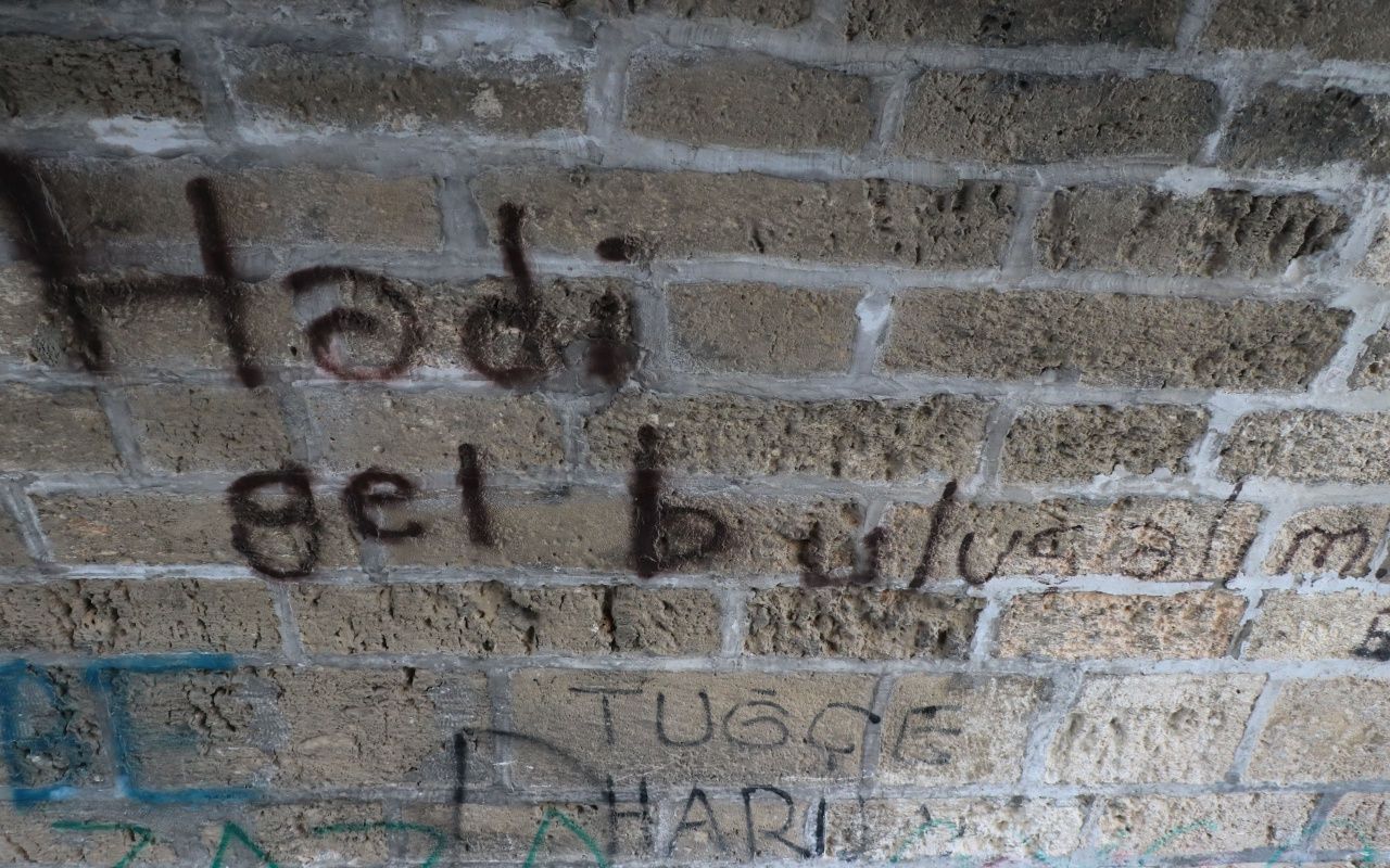 Dünyanın en eski köprüsüne sprey boya ile yazı yazdılar! 6