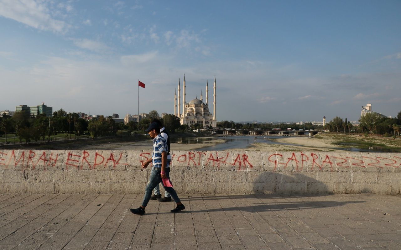 Dünyanın en eski köprüsüne sprey boya ile yazı yazdılar! 10
