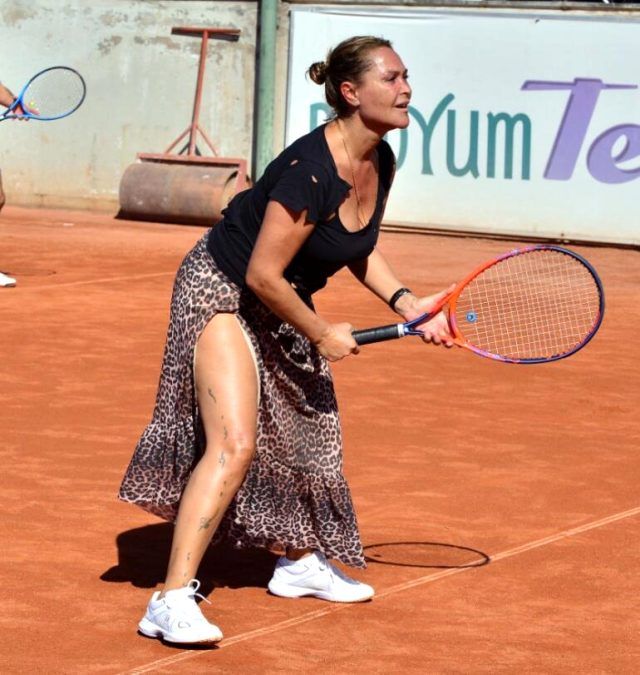 Tenis turnuvasına derin yırtmaçlı eteğiyle çıktı! 3
