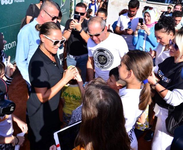 Tenis turnuvasına derin yırtmaçlı eteğiyle çıktı! 2