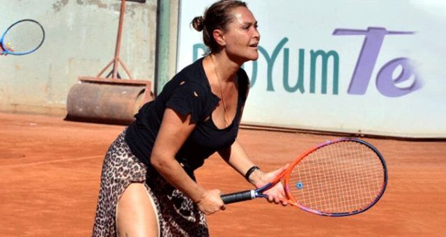Tenis turnuvasına derin yırtmaçlı eteğiyle çıktı! 4