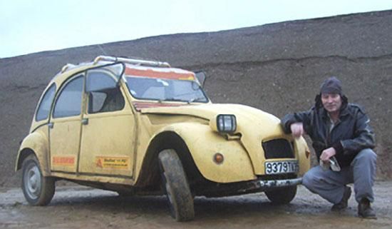 Çölün ortasında bozulan aracından motosiklet yaptı 1