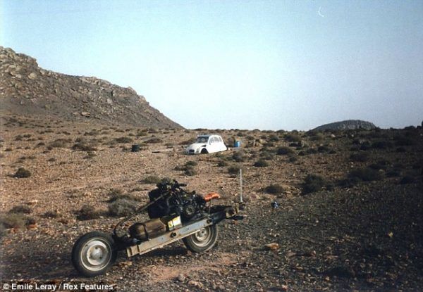 Çölün ortasında bozulan aracından motosiklet yaptı 5