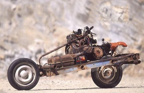 Çölün ortasında bozulan aracından motosiklet yaptı 8
