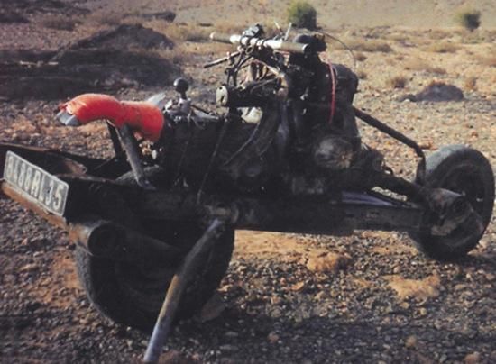 Çölün ortasında bozulan aracından motosiklet yaptı 4