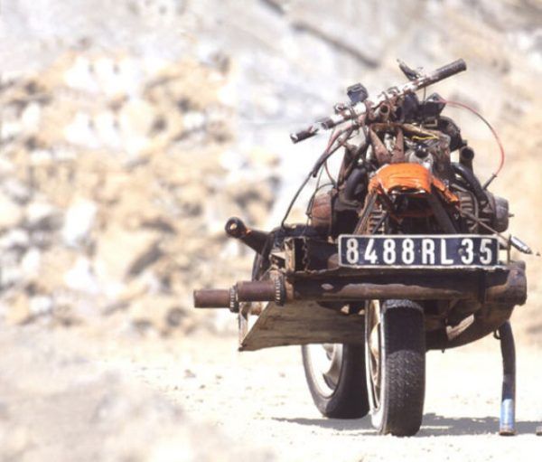 Çölün ortasında bozulan aracından motosiklet yaptı 6