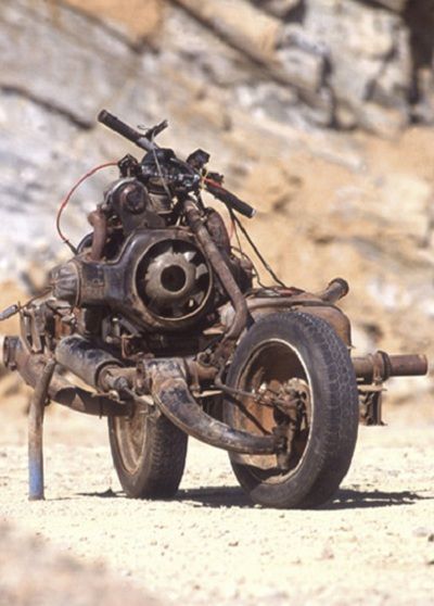 Çölün ortasında bozulan aracından motosiklet yaptı 9
