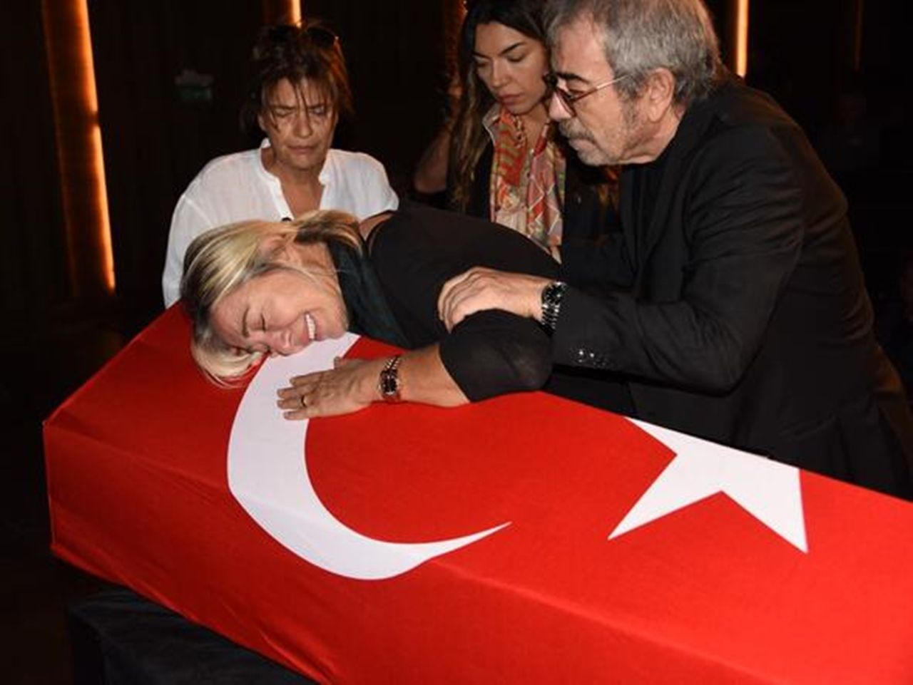 Usta oyuncu son yolculuğuna uğurlandı! 10