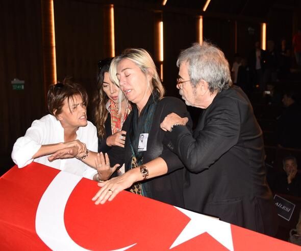Tarık Ünlüoğlu'nun cenaze töreninde skandal olay! 2