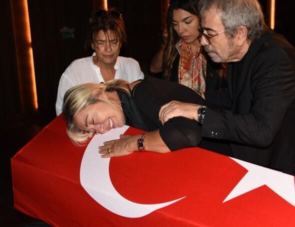 Tarık Ünlüoğlu'nun cenaze töreninde skandal olay! 3