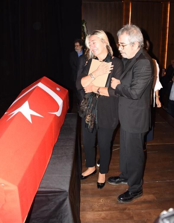 Tarık Ünlüoğlu'nun cenaze töreninde skandal olay! 6