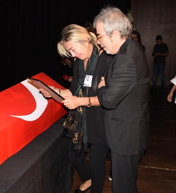 Tarık Ünlüoğlu'nun cenaze töreninde skandal olay! 7