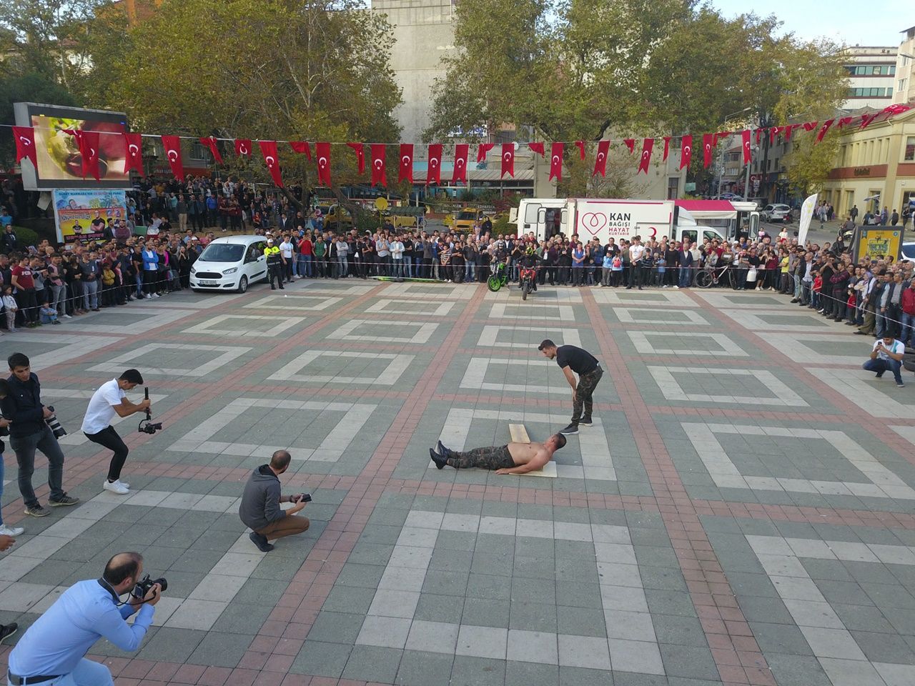 İki otomobilin gücüne karşı koydu... 1