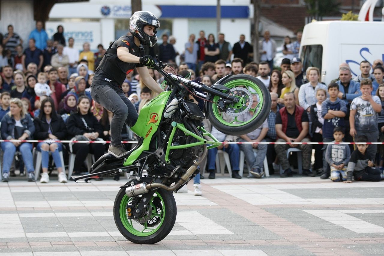 İki otomobilin gücüne karşı koydu... 7