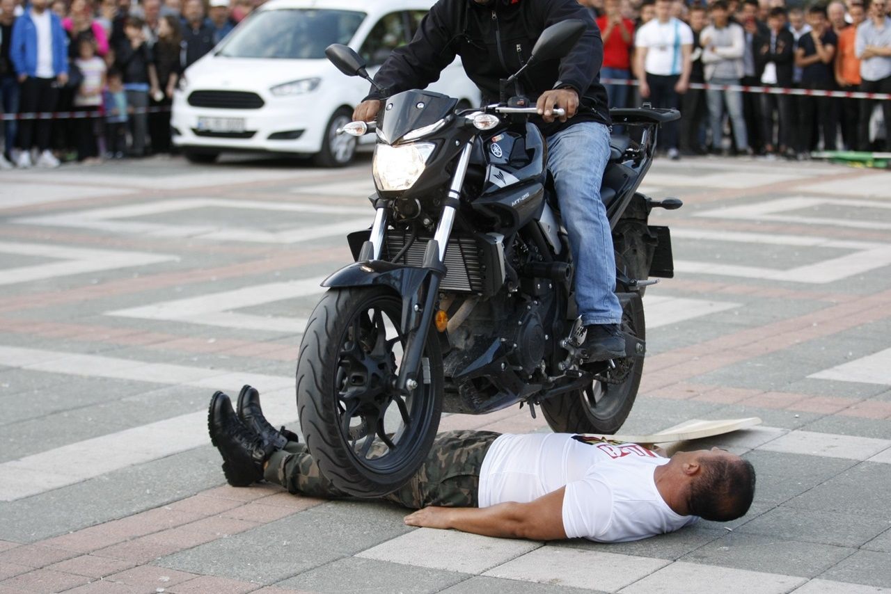 İki otomobilin gücüne karşı koydu... 9