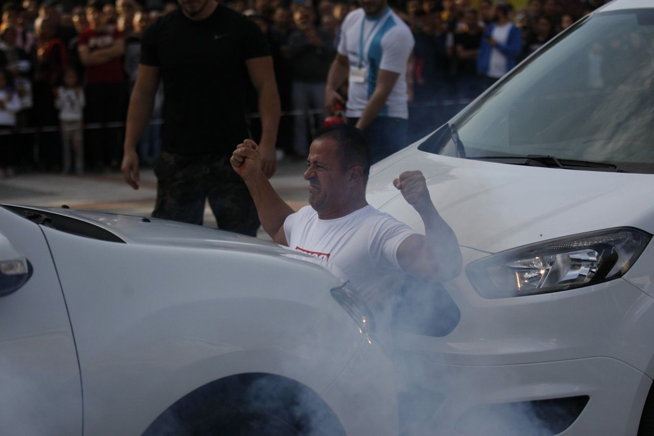 İki otomobilin gücüne karşı koydu... 13